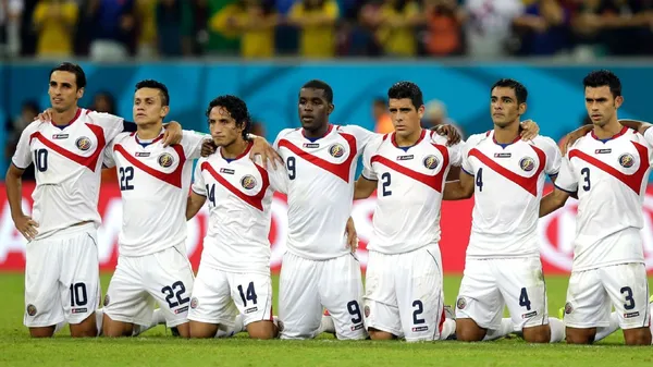 A la izquierda, con la 10, Bryan Ruiz; a la derecha, con la 3, Pipo González.
