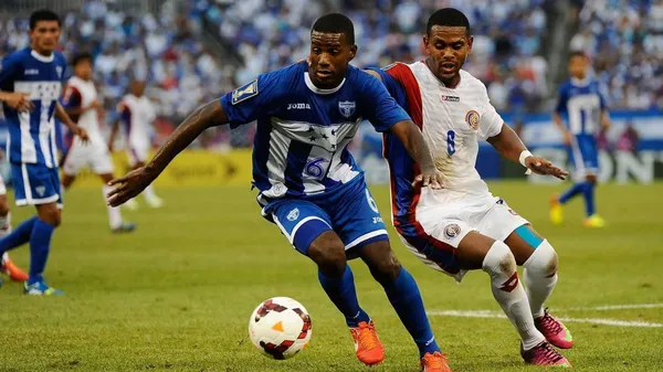 Kenny Cunningham en acción durante el juego contra Honduras, por los cuartos de fina de la Copa Oro 2013, en el cual La Sele quedó eliminada. (