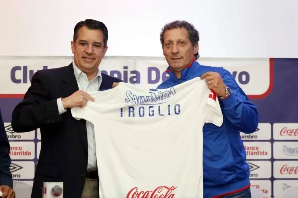 Pedro Troglio llegó por primera vez a Olimpia en Junio de 2019 y fue presentado por Rafael Villeda.(