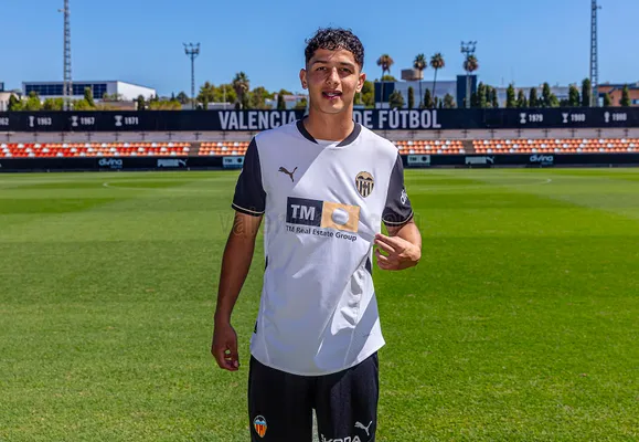 Warren Madrigal con el Valencia Mestalla. (