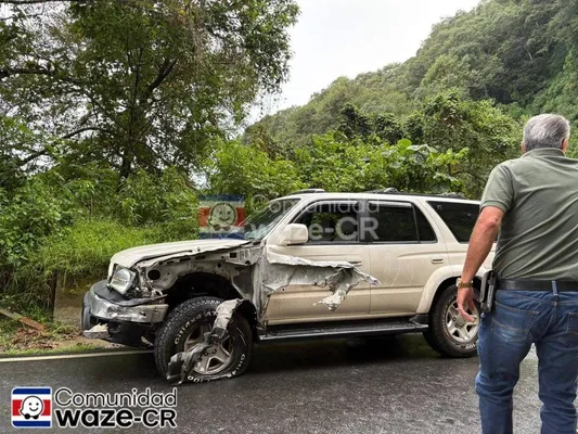 La camioneta que impactó al bus de Saprissa (Comunidad Waze-CR).