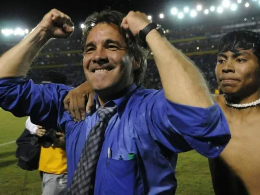 Carlos de los Cobos como DT de El Salvador.
