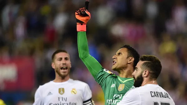 Keylor Navas, multicampeón durante su paso por el Real Madrid, celebra junto a Carvajal y Sergio Ramos. (