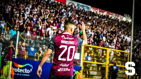 Mariano Torres es ídolo y capitán de Saprissa.
