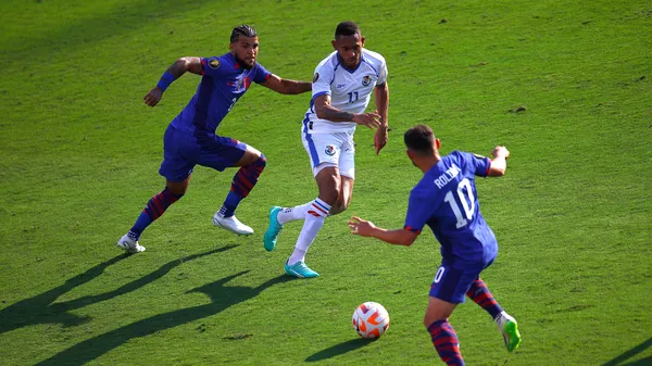 Ismael Díaz a punto de recibir la bola en el último Panamá - Estados Unidos. (