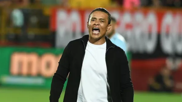Paté Centeno en el partido de Santos vs. Alajuelense.
