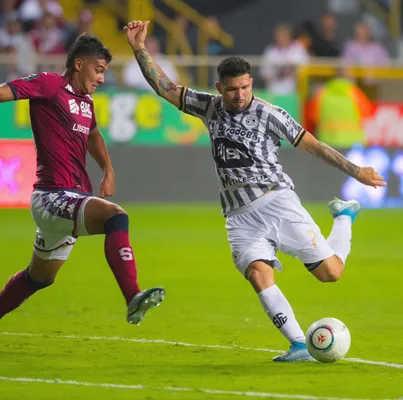 Douglas Sequeira intenta bloquear el remate de Steven Cárdenas en el último Saprissa-Sporting. (