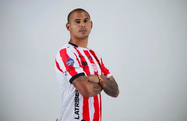 Diego Ledesma con la camisa de Técnico Universitario, su último club. (