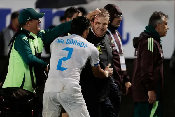 Javier Aguirre salió herido en el partido de ida desde Honduras - Getty