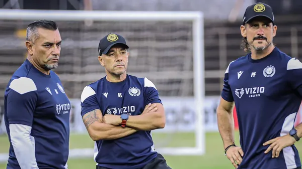 José Giacone junto a su hermano, Diego, y el preparador físico Leandro Vilariño. (