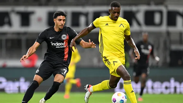 José Córdoba (der) cuida el balón ante la amenaza de Omar Marmoush (izq) del Frankfurt (