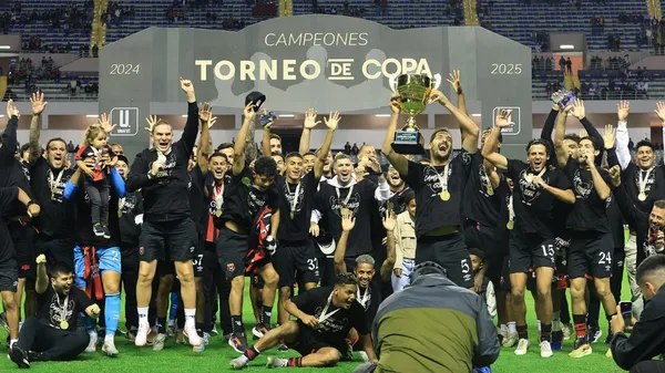 El plantel de Alajuelense celebra el bicampeonato del Torneo de Copa. La final se jugó en marzo y le ganaron 1-0 a Puntarenas en el Estadio Nacional. (
