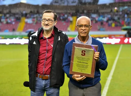 Carlos Santana confrontó al "Pelícano" (Saprissa).