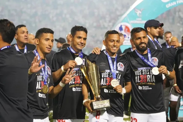 Para Edrick Menjívar, Pinto, Edwin y Jorge Álvarez deben seguir los pasos de Carlos Pineda y salir de Olimpia.