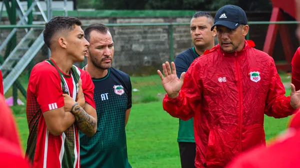 Alexander Vargas dando una charla técnico en Guanacasteca. (