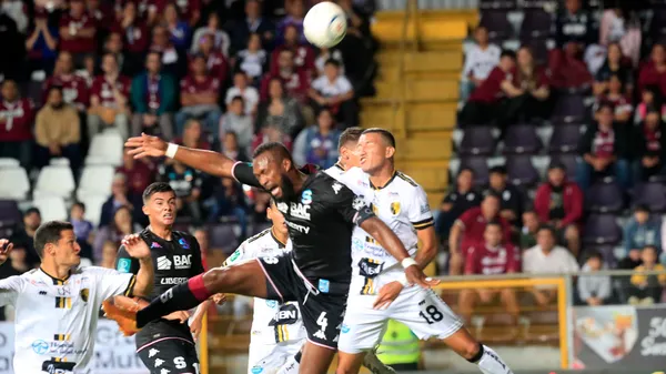 Kendall Waston y Javier Rosales disputando una bola aérea en el Estadio Ricardo Saprissa. (
