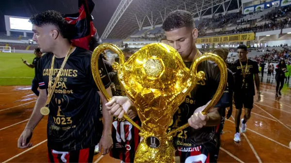 Edward Cedeño con el Torneo de Copas
