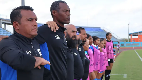 Las jugadoras de La Selecta Sub-17 respaldaron a Eric Acuña. (