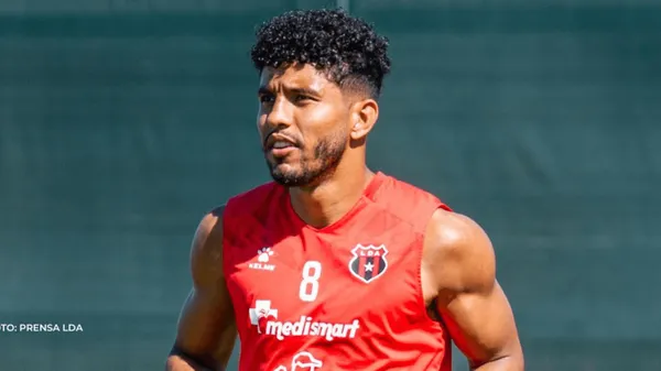 Johan Venegas tiene contrato hasta el 31 de diciembre del 2024 con Alajuelense. (