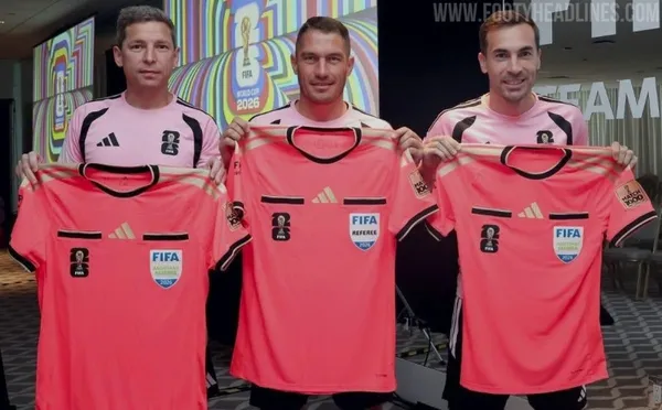 Los uniformes especiales que FIFA entregó a los árbitros del encuentro (Footy Headlines).