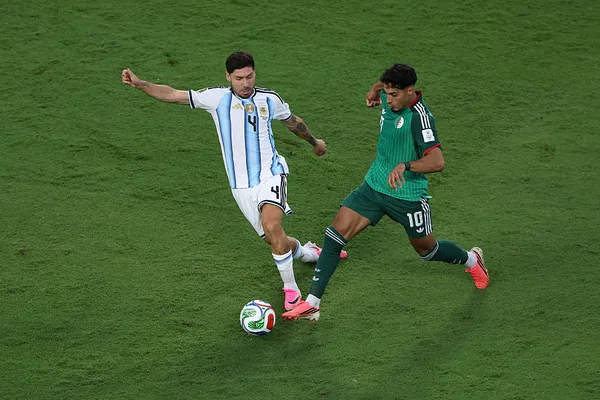 Montiel se resintió durante el primer tiempo del debut mundialista (Getty Images).