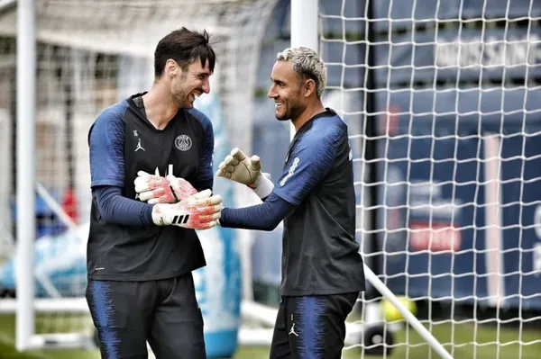 Sergio Rico y Keylor Navas entrenando con el PSG