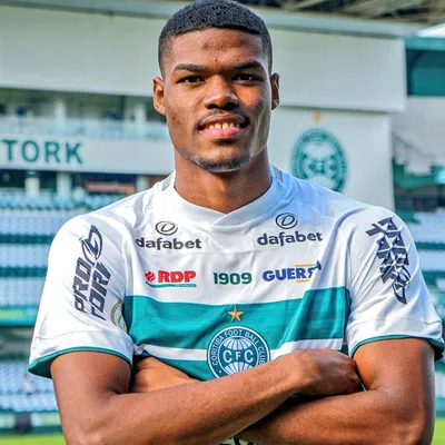 Kevin Berkeley con la camisa de Coritiba.