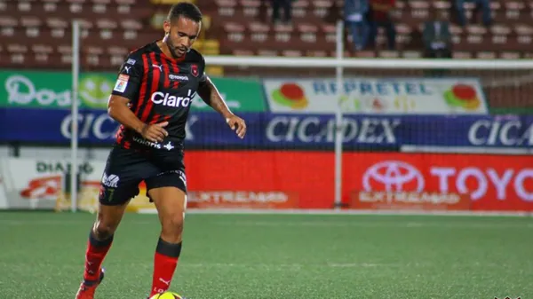 Iago Soares, durante su paso por Alajuelense. (LDA)