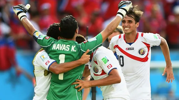 Bryan Ruiz corre a abrazar a Keylor Navas luego de vencer 1-0 a Italia en Brasil 2014. (