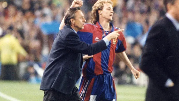 Johan y Jordi Cruyff, viviendo con intensidad un partido del Barcelona. (