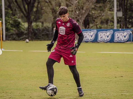 Ian O'rourke entrenando con el primer equipo de Saprissa.