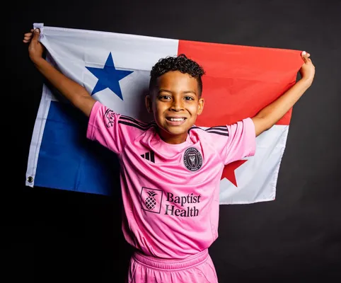 Robert Matteo posa con la bandera de Panamá de fondo. (