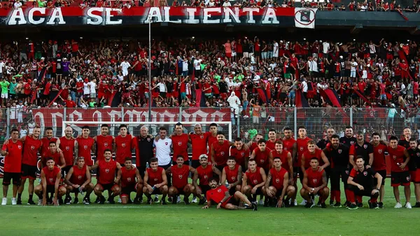 Keylor Navas posa junto al resto de sus compañeros durante el "banderazo" que la afición de Newell's realizó en apoyo al equipo previo al clásico. (