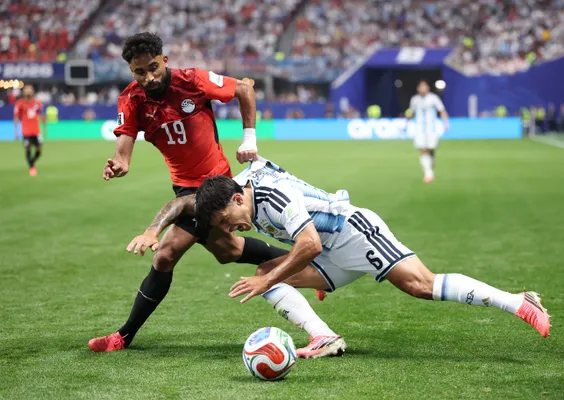 Por esta infracción a Lisandro Martínez le anularon un gol a Egipto. (Getty Images)
