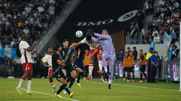 Kenderson Navarro en acción, despejando con los puños el peligro en el área de Guatemala. (
