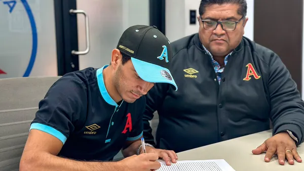 Hernández, firmando su contrato con Alianza por todo el 2024. (