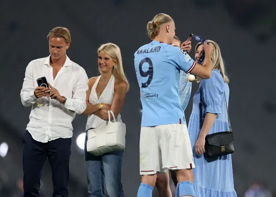 Erling le pone la medalla a su madre, Marita Braut. (Getty Images)