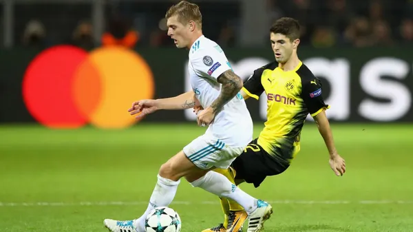 Fase de grupos de la Champions 2017/18. Toni Kroos cuida la pelota de la marca de Christian Pulisic en el triunfo 3-1 de Real Madrid sobre Borussia Dortmund. (