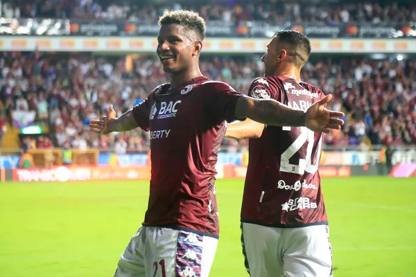 Fidel Escobar se recupera de una hernia (Saprissa).