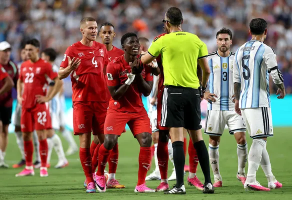 Embolo simuló una infracción y vio su segunda tarjeta amarilla ante Argentina (Getty Images).