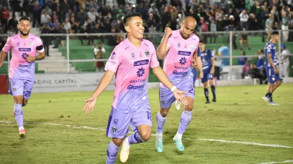 "Lelo" Santos celebra el último gol de Antigua previo a la remontada de Cobán. (