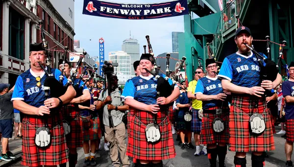 El icónico estadio de Fenway Park se vio inundado por una marea azul (The Daily Beast).