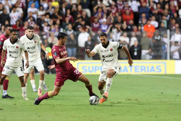 Alajuelense y Saprissa no sóllo batallan en el verde césped.