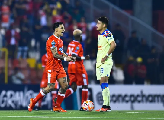 Byron Bonilla celebra el gol que le marcó al América en el Estadio Independencia. (