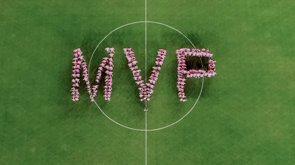 Las divisiones formativas del Inter Miami formando la palabra MVP. (