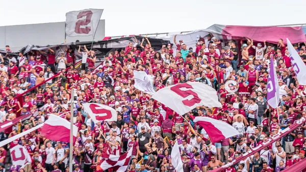 Una deuda millonaria complica a Saprissa (Deportivo Saprissa).