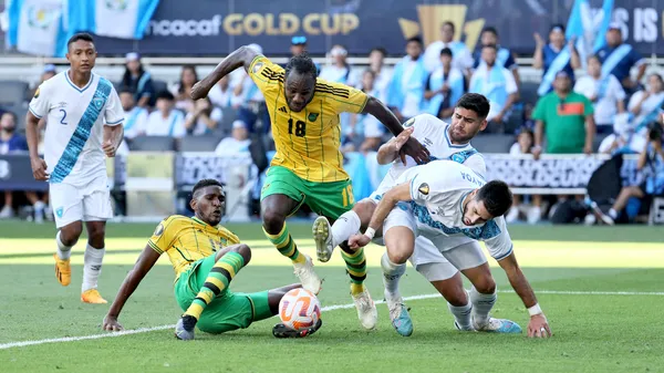 Nicolás Samayoa y José Pinto intentando frenar a Michail Antonio, un auténtico portento físico. (