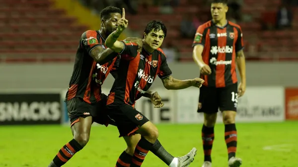 Diego Campos celebra tras anotar el gol con el que Alajuelense le remontó 2-1 a Santos el pasado 21 de julio. (