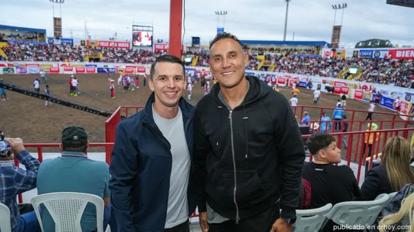 Keylor Navas se fotografío con el alcalde de San José.