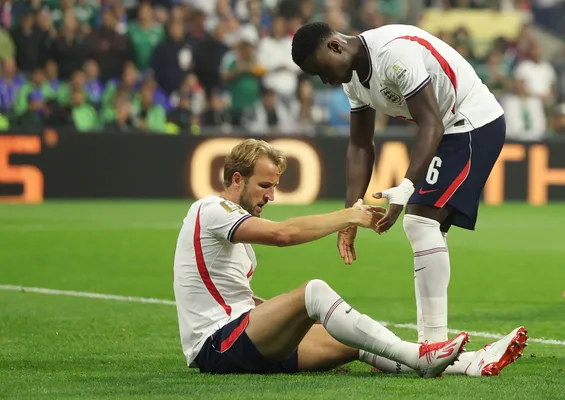 El verdadero amonestado fue Marc Guehi, el 6 que aquí levanta a Kane. (Getty Images)